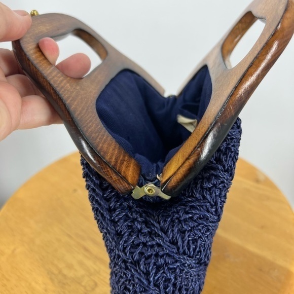 Vintage Japan boHo granny cottage core navy blue woven straw wood handle purse - Picture 6 of 11